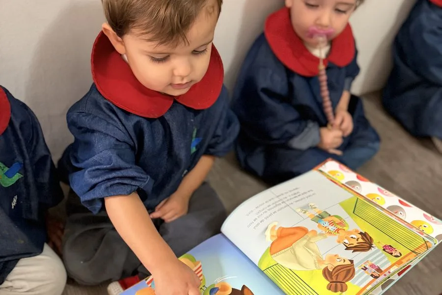 Peques leyendo un cuento sobre las emociones