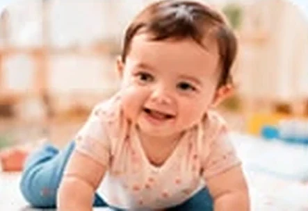Bebé gateando y sonriendo